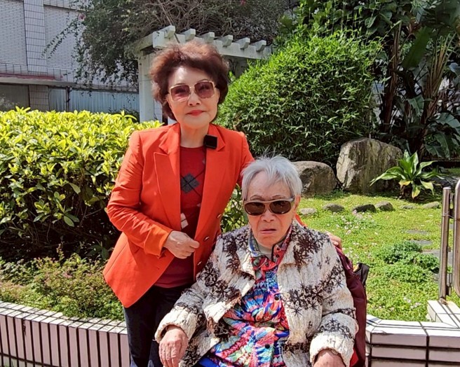 台灣新聞通訊社-獨家》楊燕105歲母親狀態超好！親唸母親節卡片中氣十足