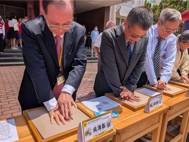 台灣新聞通訊社-北門高中80週年校慶登場 傑出校友齊聚壓印「手印」紀念牆