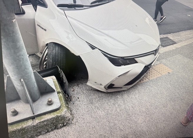 台灣新聞通訊社-疑未禮讓釀禍！機車左轉害對向車閃避 自小客猛撞燈桿