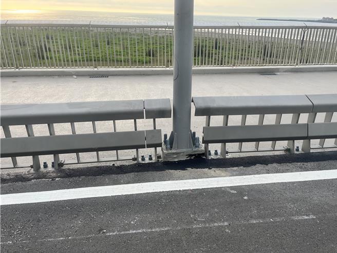 台灣新聞通訊社-重機網紅拍片批淡江大橋「護欄殺人」公路局：非最新現場