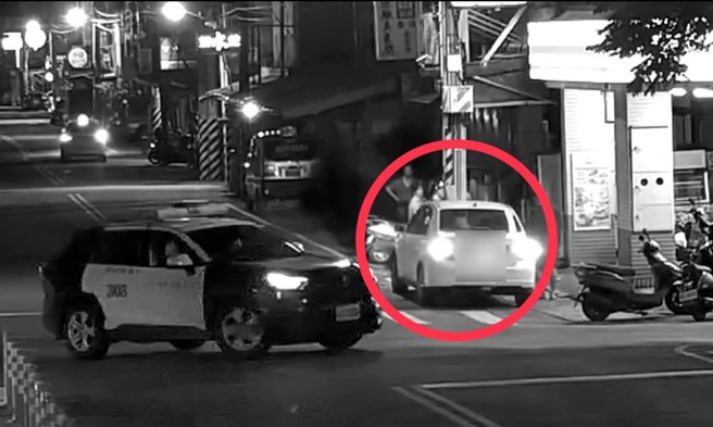台灣新聞通訊社-想裝病脫身?「演技太差」遭警打臉 通緝女被揪出毒菸彈