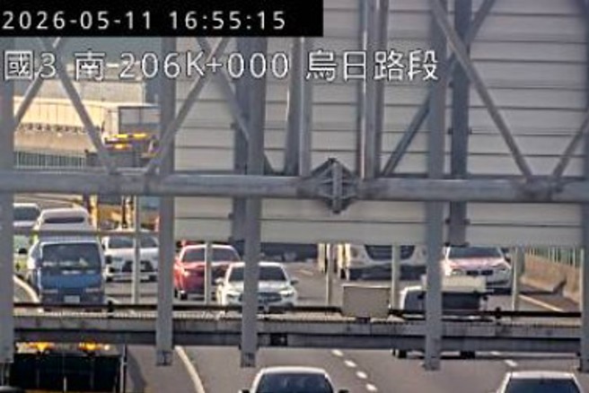 台灣新聞通訊社-快訊》國3烏日段車禍！ 砂石車小貨車慘撞「滿地散落物」