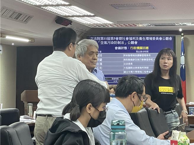 台灣新聞通訊社-空污法公聽會火爆！學者指交通源非燃煤 激怒環團拍桌痛批