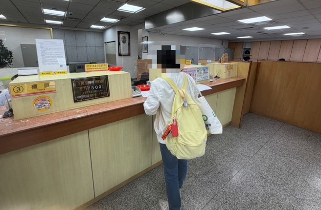台灣新聞通訊社-警銀聯手連擋3詐騙!網路情人、投資、假檢警一招全破功