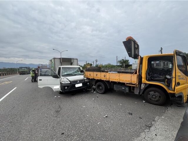 台灣新聞通訊社-蘭陽大橋嚴重追撞！ 貨車猛撞除草工程車 駕駛受困送醫