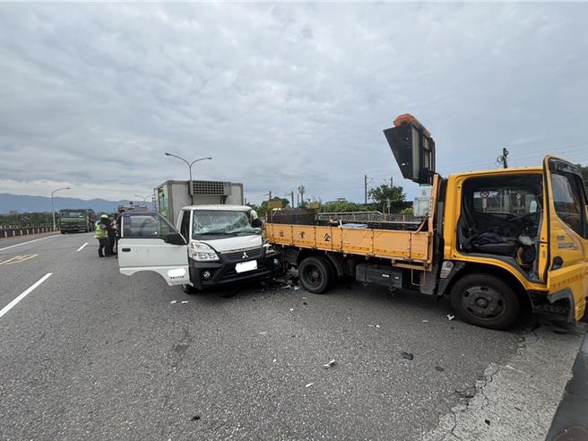台灣新聞通訊社-蘭陽大橋嚴重追撞！ 貨車猛撞除草工程車 駕駛受困送醫