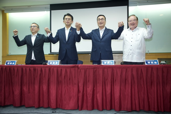 台灣新聞通訊社-新北藍白合啟動 川伯本周起合體白營小雞拍照掛看板