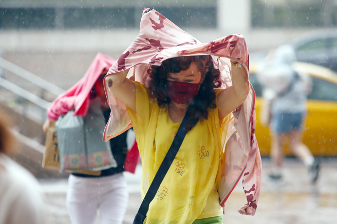 台灣新聞通訊社-天氣》變天降溫！滯留鋒面雨彈來了 大雨從北下到南