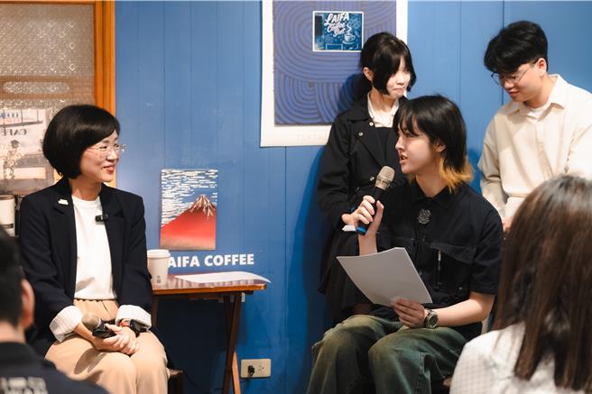 台灣新聞通訊社-蘇巧慧與大學生座談 秀26年前海祭舊照 拋願景搶攻年輕票