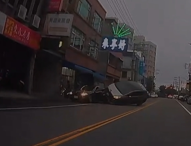 台灣新聞通訊社-驚悚瞬間! 新竹違停車遭追撞 後車側翻卡路中間