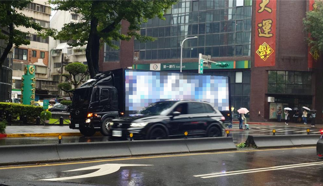 台灣新聞通訊社-北市LED廣告車鑽漏洞！議員曝：合法申請、非法改裝