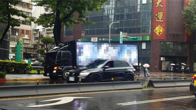 台灣新聞通訊社-北市LED廣告車鑽漏洞！議員曝：合法申請、非法改裝