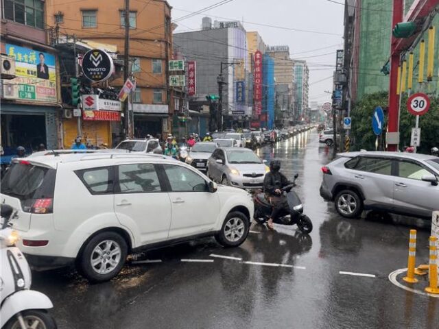 台灣新聞通訊社-鐵路地下化工程中新地下道車道縮減 中壢交通更塞
