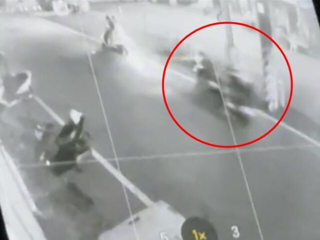 台灣新聞通訊社-獨家》高雄搶案！男竊車後當街搶2菲女皮包  害1人慘摔受傷