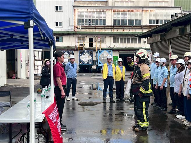 台灣新聞通訊社-模擬倉庫火警與員工受困 桃消山腳分隊台硝演練逼真