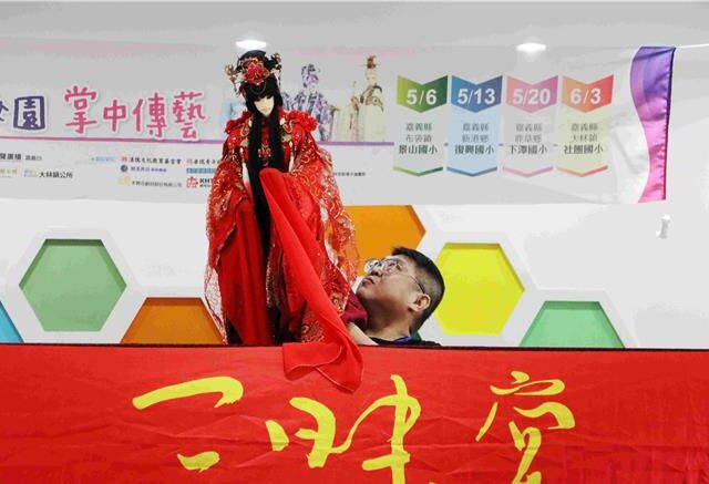 台灣新聞通訊社-正聲攜手三昧堂帶戲偶下鄉 偏鄉小校學童近距離接觸布袋戲