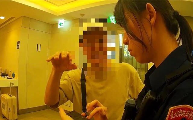 台灣新聞通訊社-繳平台費就能與正妹約會？中年大叔匯4500元遭女警勸阻
