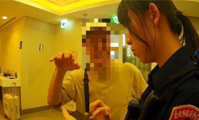 台灣新聞通訊社-繳平台費就能與正妹約會?中年大叔匯4500元遭女警勸阻
