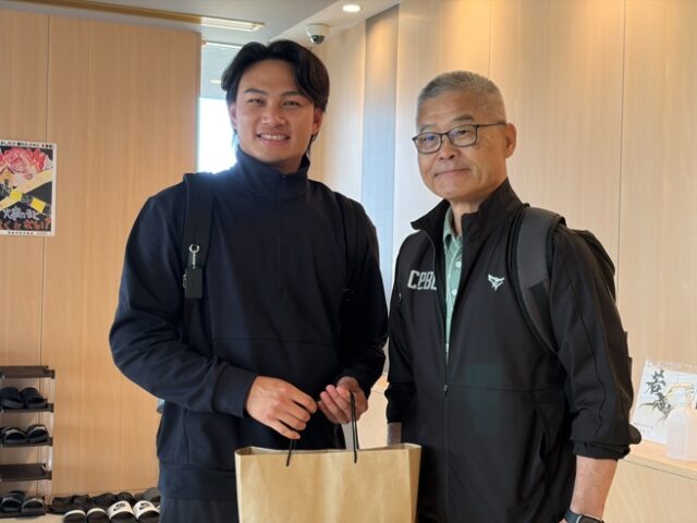 台灣新聞通訊社-中職》楊清瓏拜訪徐若熙 觀摩軟銀鷹二軍設施