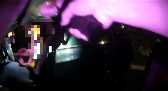 台灣新聞通訊社-邊喊「不要開槍」邊開車撞警!男遠遁台南仍被逮 依妨害公務起訴