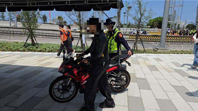 台灣新聞通訊社-淡江大橋通車前改裝檔車硬闖！24歲男遭攔吞4張罰單、扣車牌拖吊