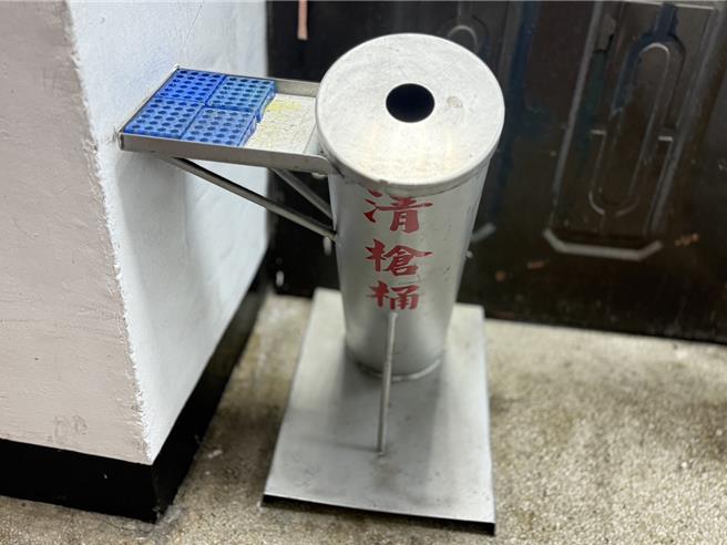 台灣新聞通訊社-高雄派出所傳槍響！鹽埕警「清槍誤擊發」遭記過 所長連帶受罰