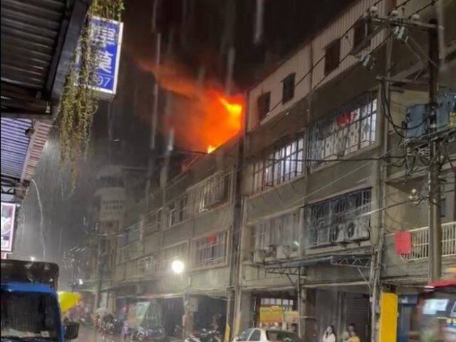 台灣新聞通訊社-快訊》新北五股公寓大火！ 3樓頂加「全面燃燒」火舌竄出