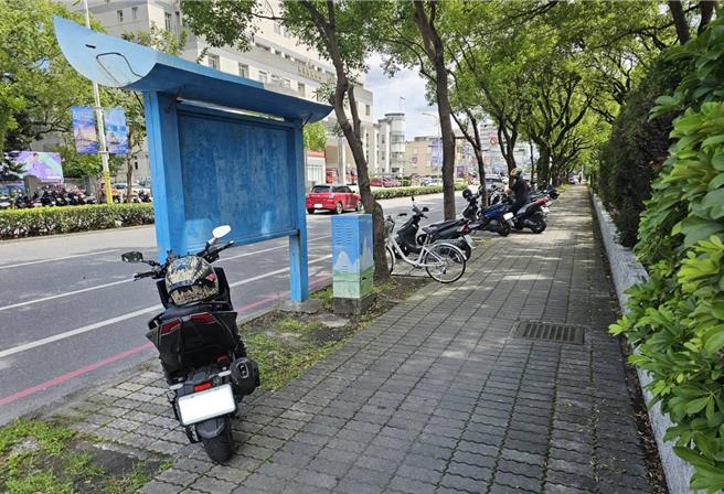 台灣新聞通訊社-人行道不是停車場!花蓮警鎖定慈濟醫院周邊 嚴查取締機車違停