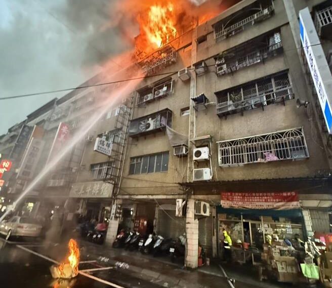 台灣新聞通訊社-三重公寓頂加火警!烈焰濃煙狂竄 1消防員身體不適送醫