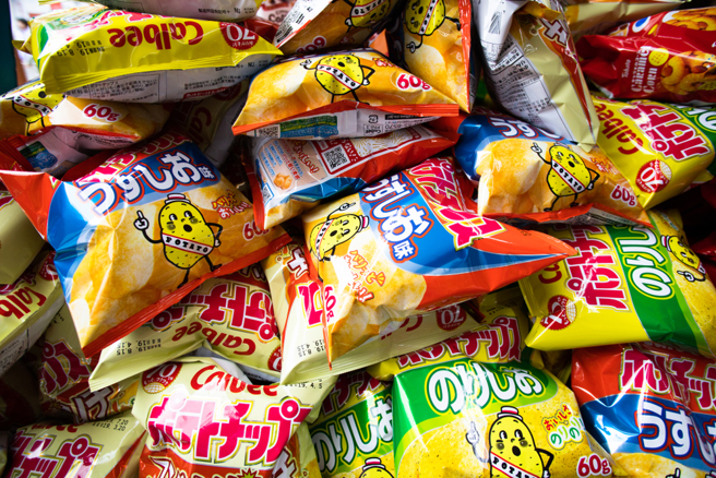 台灣新聞通訊社-美伊衝突竟害到洋芋片卡樂比14款零食改黑白包裝