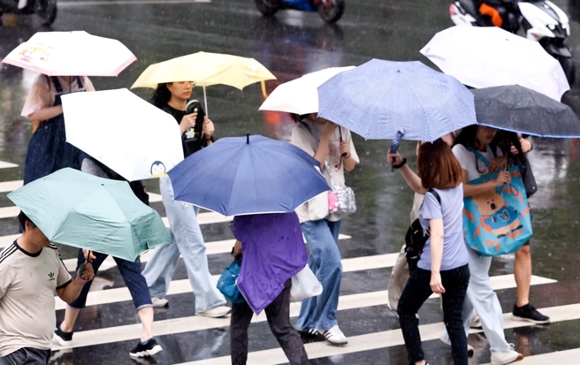 台灣新聞通訊社-鋒面接力襲「全台躲不掉」 粉專曝各地降雨時程