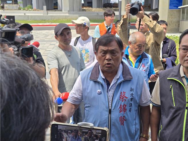 台灣新聞通訊社-淡江大橋通車前夕爆「取消出席」風波 議員率里長到場抗議