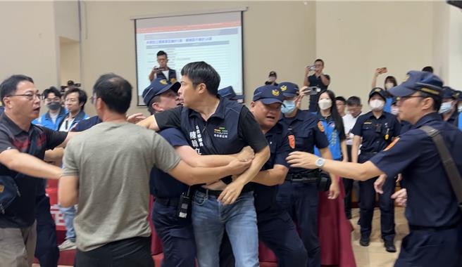 台灣新聞通訊社-名間鄉焚化爐環團不滿開會地點 鄉長衝主席台爆衝突