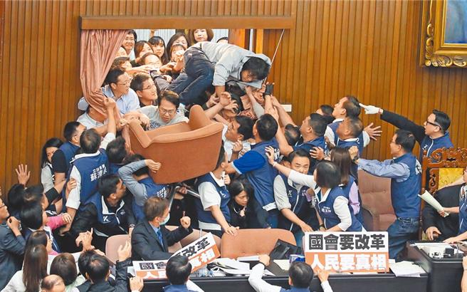 台灣新聞通訊社-立院衝突邱志偉控告傷害案今開庭 謝龍介4藍委遞狀請假