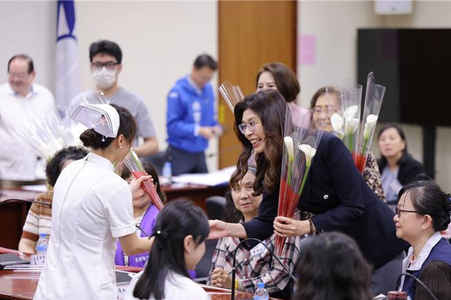 台灣新聞通訊社-三班護病比入法 鄭麗文：未來還需要更完善的制度保障
