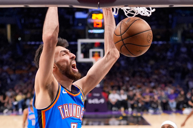 台灣新聞通訊社-NBA》雷霆4戰橫掃湖人 霍姆格倫「致勝灌籃」被質疑走步