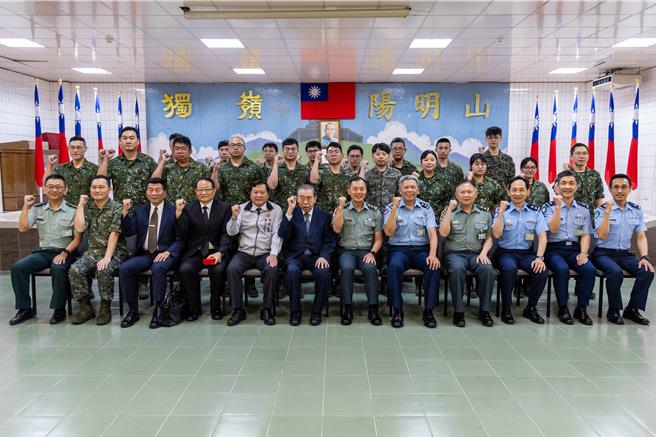 台灣新聞通訊社-李棟樑慰訪空軍雷達站 關懷堅守崗位官兵