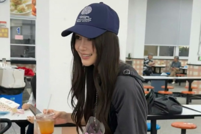 台灣新聞通訊社-Angelababy陪小海綿逛義賣會被捕獲!網驚:根本女大生