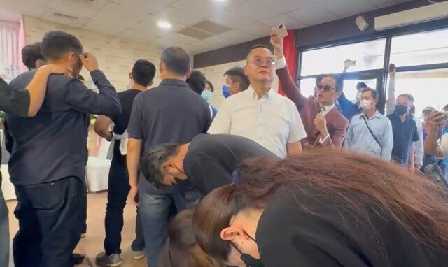 台灣新聞通訊社-台南女警告別式  女大生靈堂啜泣下跪  家屬背對拒答禮