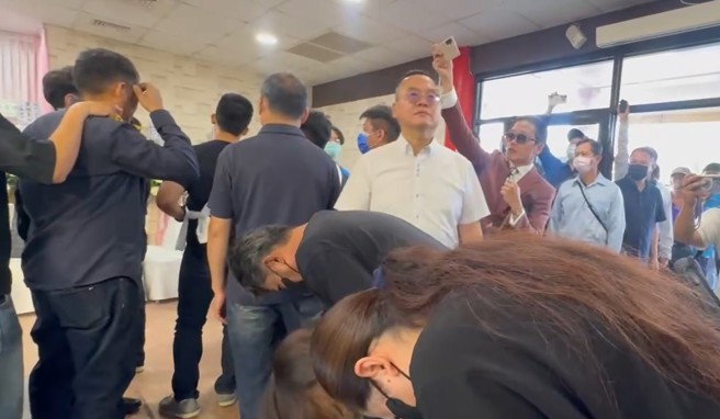 台灣新聞通訊社-台南女警告別式 女大生靈堂啜泣下跪 家屬背對拒答禮