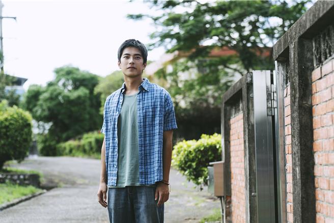 台灣新聞通訊社-《失樂園》拍攝困難重重 曾敬驊蹲草地研究蚊香像「沖天炮」