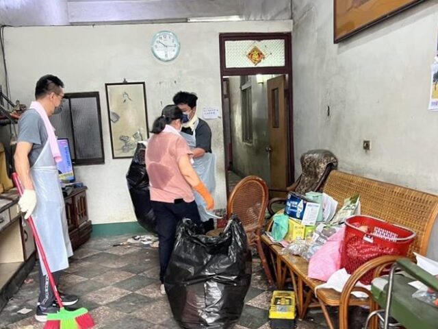 台灣新聞通訊社-「搶救」三失家庭環境 輔英科大動員30人清屋大作戰