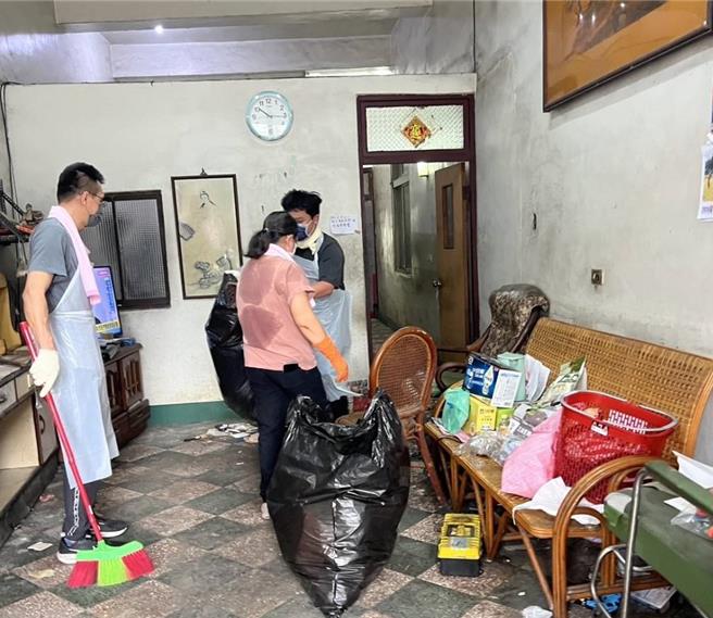 台灣新聞通訊社-「搶救」三失家庭環境 輔英科大動員30人清屋大作戰
