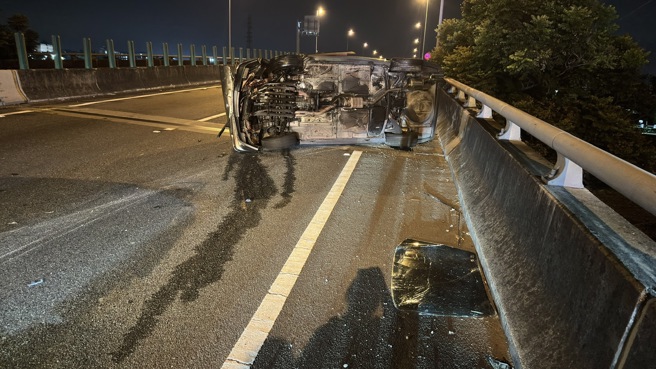 台灣新聞通訊社-國3霧峰匝道驚魂!轎車自撞翻覆 25歲駕駛輕傷送醫