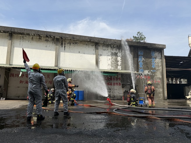 台灣新聞通訊社-工廠火災恐釀大禍!新北消防實戰演練 機器人+空拍機全都上
