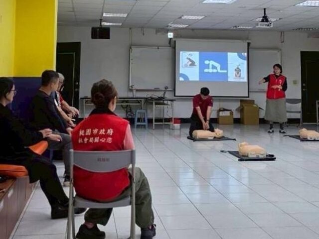 台灣新聞通訊社-聽障學員上CPR急救 桃園中路消防請手語老師支援