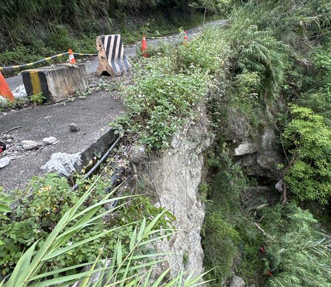 台灣新聞通訊社-台東祕境步道要道崩塌變懸崖 議員：斷路恐成孤島
