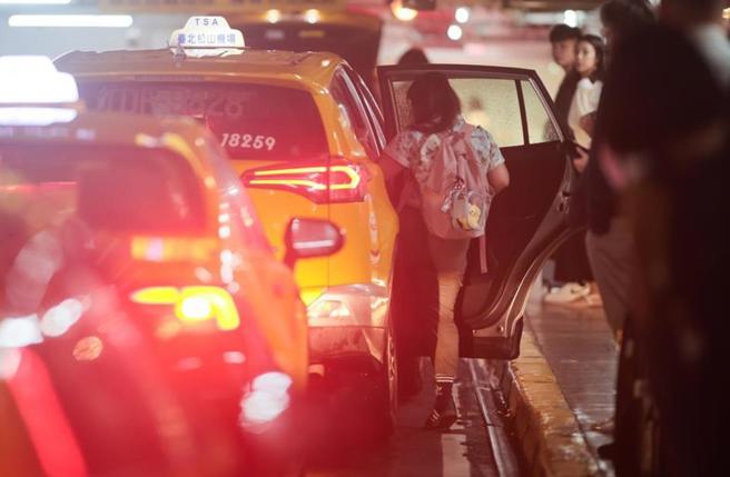台灣新聞通訊社-計程車每月補助6000元 5／13起開放登記
