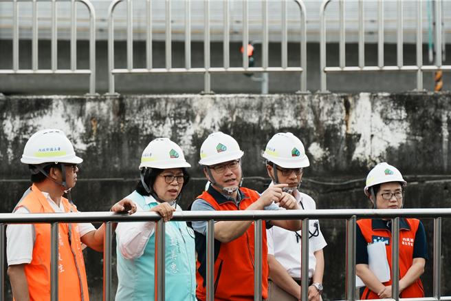 台灣新聞通訊社-王美惠偕國土署長視察抽水站 嘉市府未獲知會批「割稻仔尾」