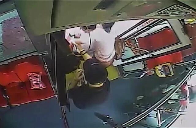 台灣新聞通訊社-不只是開車！金運獎司機把乘客當家人 見婦不適扛她衝診所